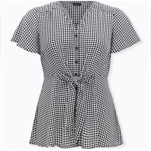 EUC Torrid 2 houndstooth tie front georgette blouse top shirt